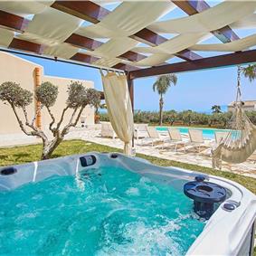 2 bedroom villa with pool and jacuzzi in Scopello, sleeps 6